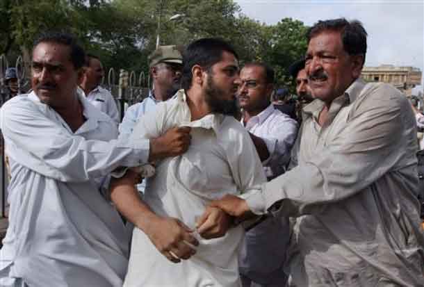 النظام الباكستاني المجرم يعتقل ويعتدي على شباب حزب التحرير الذين تظاهروا ضد الحرب الأمريكية في باكستان